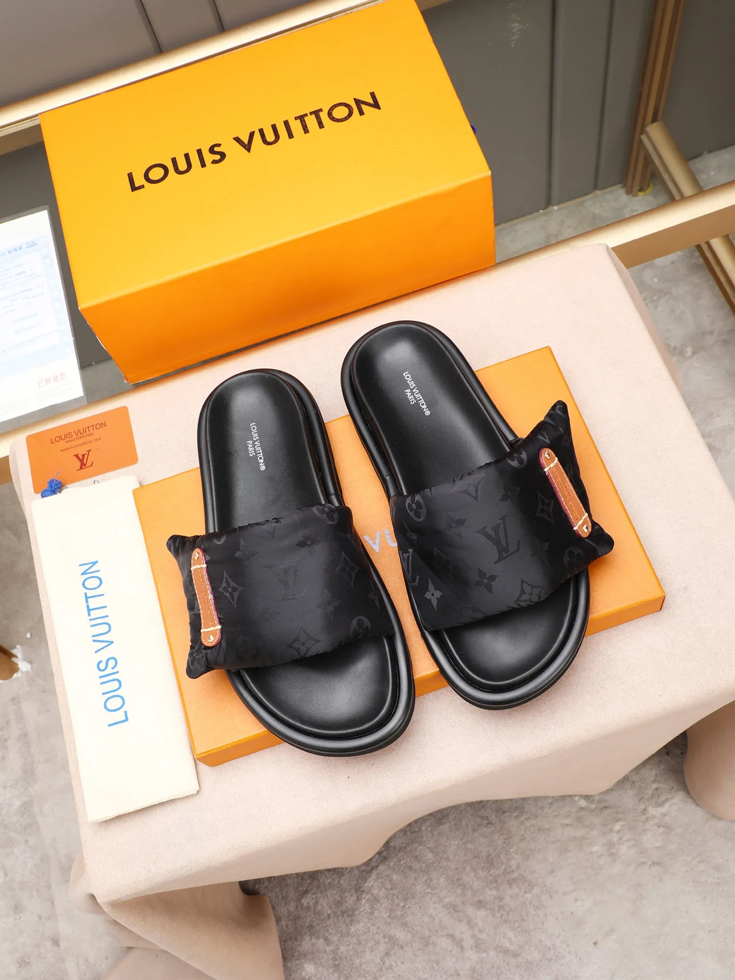 PP360 [LOUIS VUITTON] Louis Vuitton, LV printing, men's and women's slippers are on the market. The drawer box packaging comes with a cloth bag and a card. The upper pattern looks very soft and waxy, and it is a super versatile leg slimming tool. Fabric: imported denim/canvas/old fabric, LV hardware LOGO, official website pattern printing, comfortable to wear, feet: high-elastic PU water table. Sole: foam sole, heel height: about 5cm. Code number: 35-46, 35, 45, 46 are custom-made and non-returnable. Color: multiple colors and styles available.